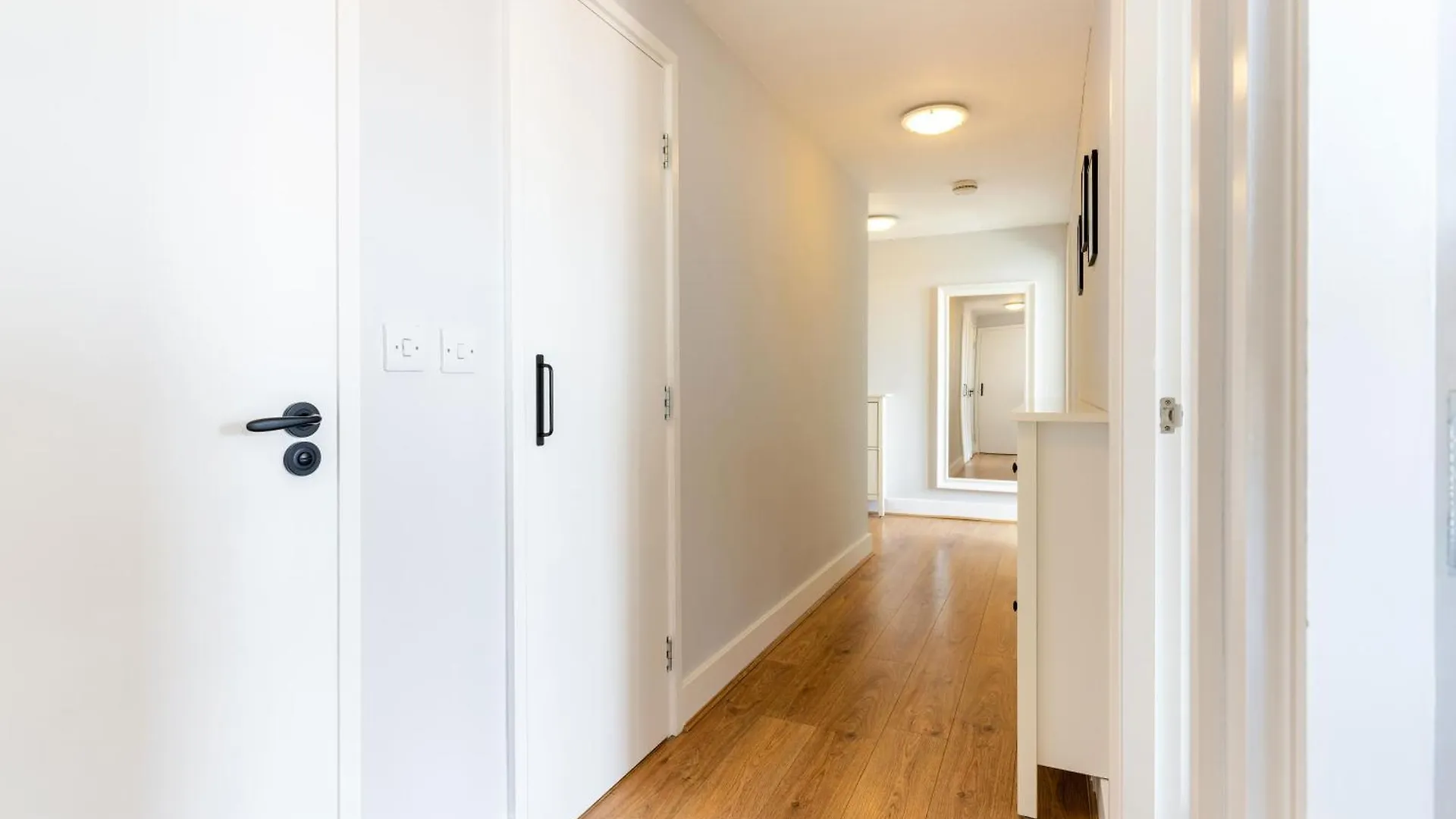 Flat In Canary Wharf With Amazing Views & Balcony London Apartment