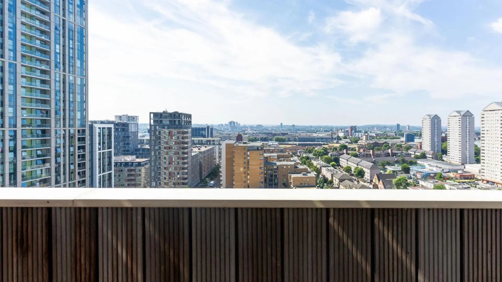 Flat In Canary Wharf With Amazing Views & Balcony London Apartment