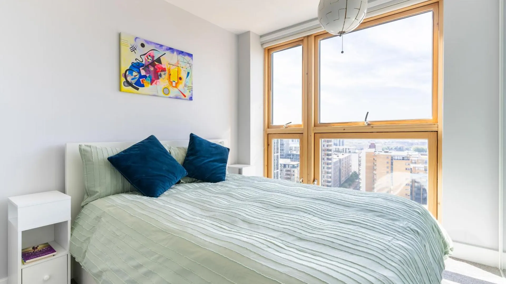Flat In Canary Wharf With Amazing Views & Balcony London