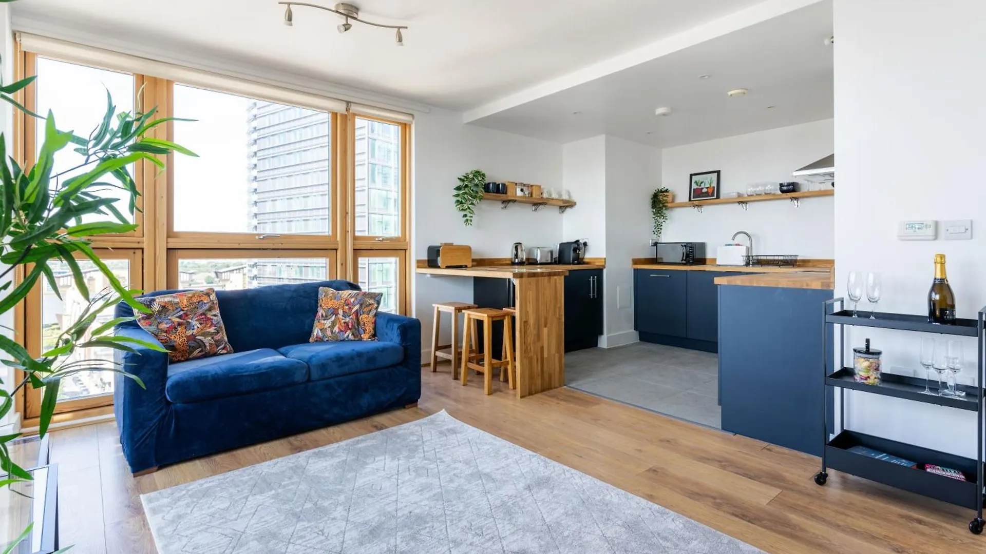 Flat In Canary Wharf With Amazing Views & Balcony contacts