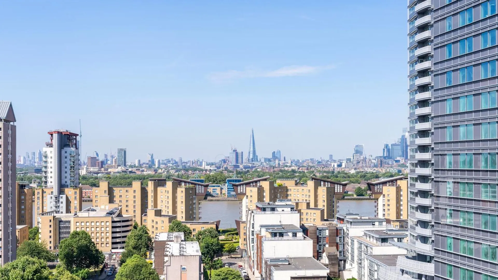 Flat In Canary Wharf With Amazing Views & Balcony London Apartment